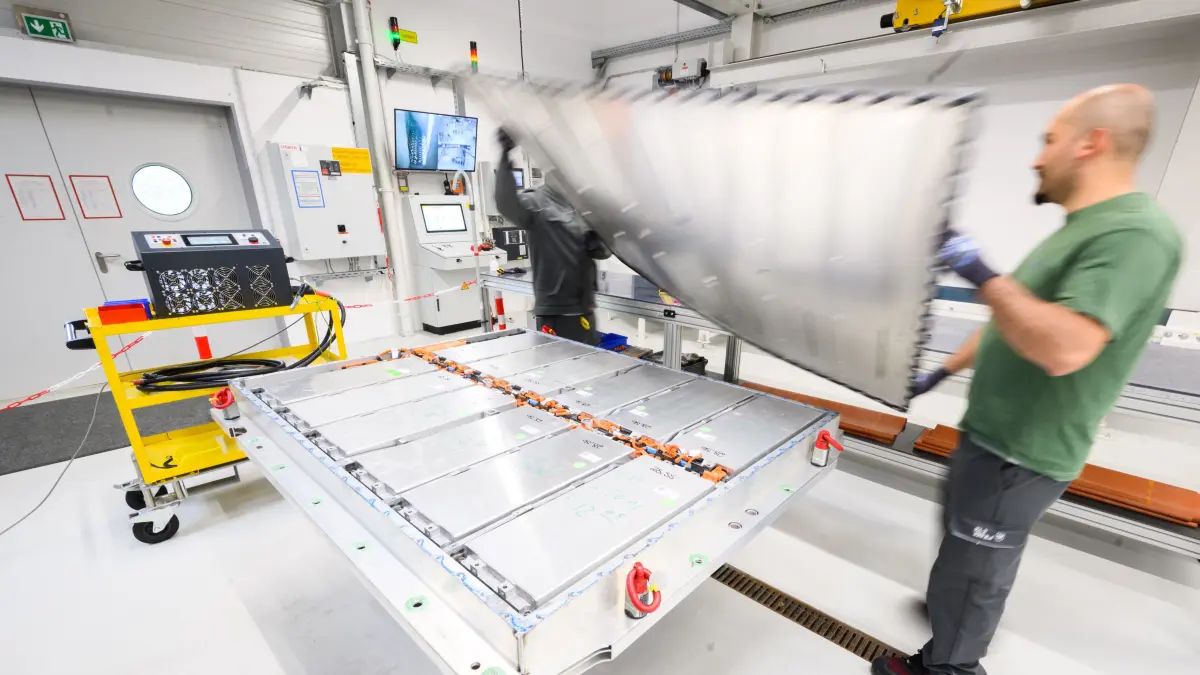 Mitarbeiter öffnen die ausgediente Batterie eines Elektroautos im Batterie-Recycling im VW-Werk Salzgitter. Volkswagen baut für seine geplante Großserien-Fertigung konzerneigener Batteriezellen am Standort Salzgitter eine Batteriezellfabrik. Im Forschungs- und Entwicklungszentrum werden heute schon neue Batteriesysteme für Elektroautos entwickelt. +++ dpa-Bildfunk +++