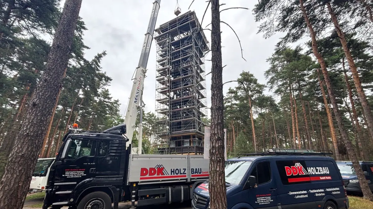Man sich immer zweimal im Leben. Die Firma DDK Holzbau GmbH aus Haida hat den Heidebergturm bei Gröden einst gebaut und aufgestellt. Auch die aktuelle Großreparatur liegt in deren Händen. Hier wird das Einheben des Daches vorbereitet.