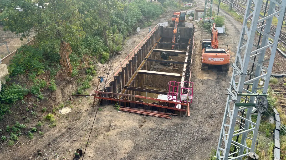 Vorbereitungen für den Einbau einer regenwasser-Rigale am Fuß der Bahnhofsbrücke in Cottbus