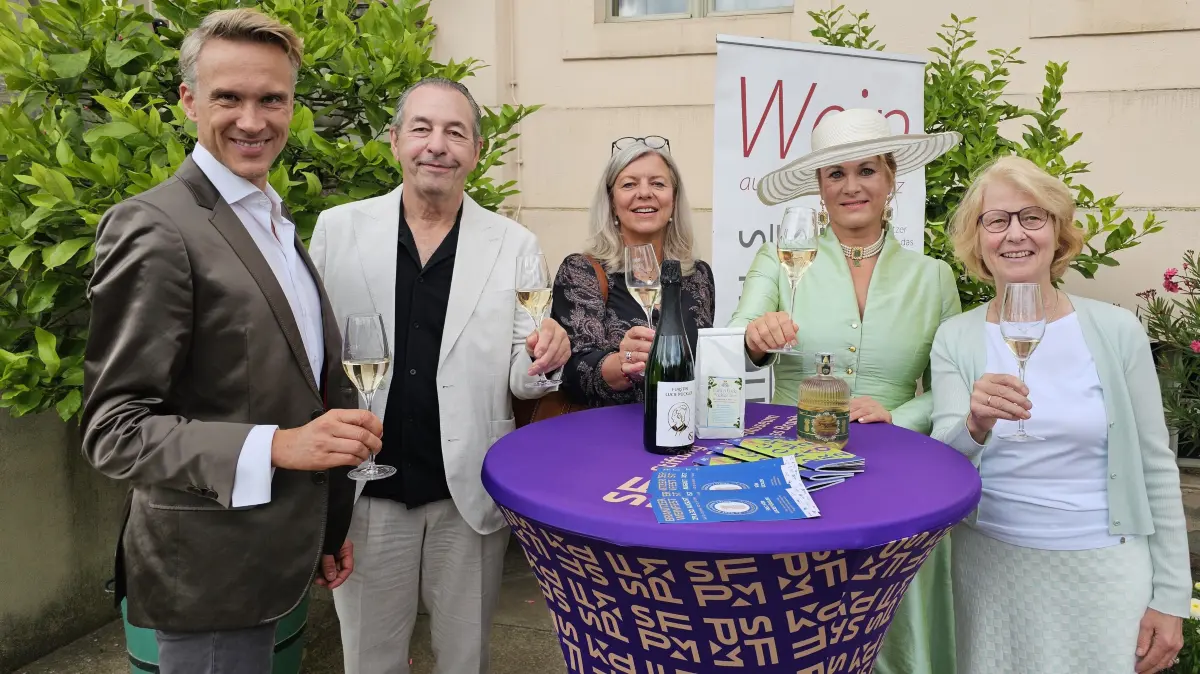 Laden zum fünften Weinfest in den Branitzer Park in Cottbus ein (v.l.): Stiftungsvorstand Stefan Körner. Günter Oster vom Gutshaus Schorbus, Gabriele Grube vom Kulturamt der Stadt Cottbus, Gräfin Lucie alias Anne Schierack und Christine Gernert vom Gutshaus Schorbus.