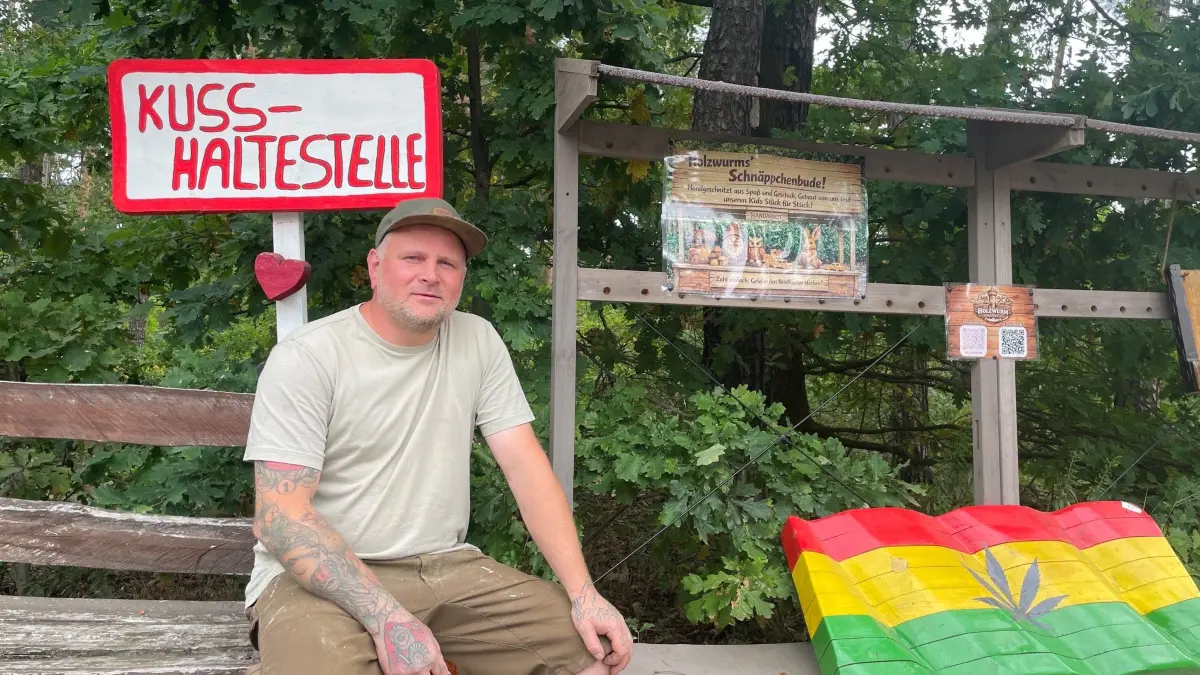 Johannes Döhr aus Finsterwalde nutzt sein handwerkliches Können, um den Besuchern des Sängerfestes Orientierung zu geben.