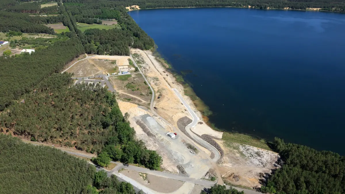 Impression vom Scheibe-See mit seinem Westufer. Dieses präsentiert sich im Jahr 2026 als Großbaustelle. Die Stadt Hoyerswerda errichtet dort dank der Kohlemillionen die touristische Infrastruktur.