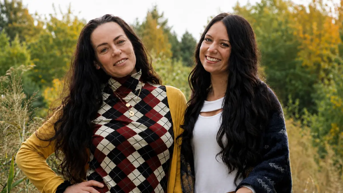 Der Schwanhof in Doberlug-Kirchhain birgt viele Lücken in seiner Geschichte. Jacqueline Stengel (l.) und Mary Ann Jankowski suchen Fotos, Erinnerungen und Hinweise zum früheren Volksgut.