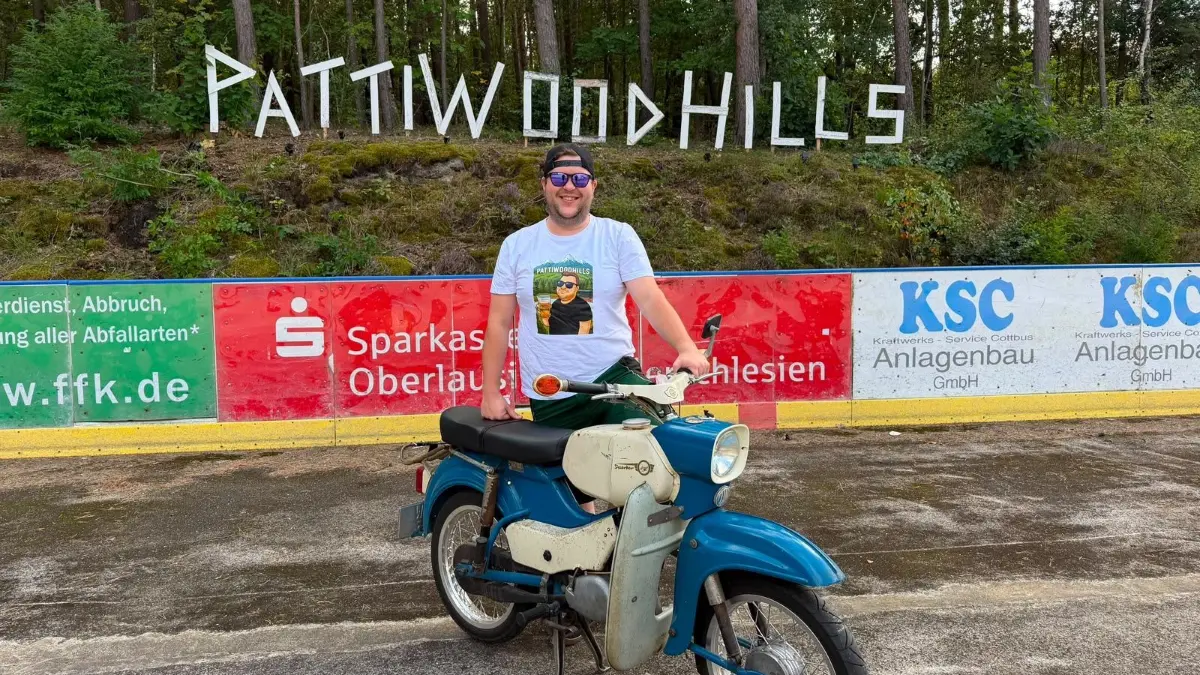 Patrick "Patti" Noack vor seinem Denkmal zum Groß Dübener Dorffest 2026. Auch ein schönes Geschenk, denn er feierte erst kürzlich seinen 30. Geburtstag.
