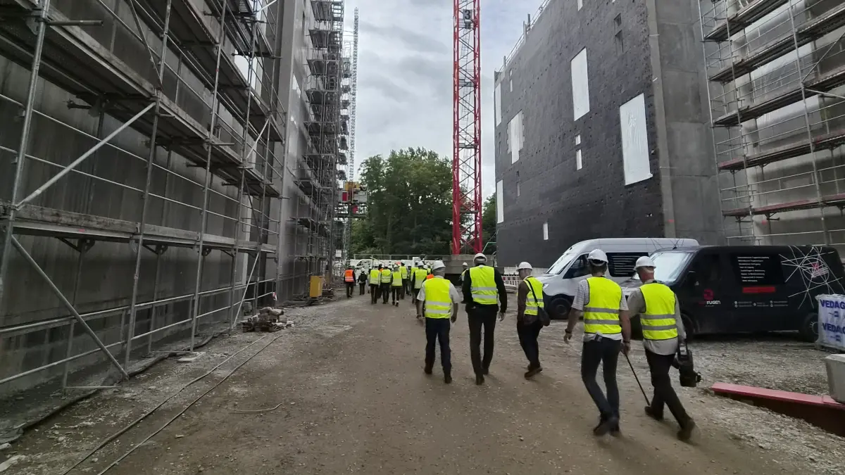 Teilnehmer einer Medienreise konnten sich am Dienstag (18. August 2026) einen Eindruck vom Fortschritt auf der Baustelle für das neue Rechenzentrum im Industriegebiet in Lübbenau verschaffen.