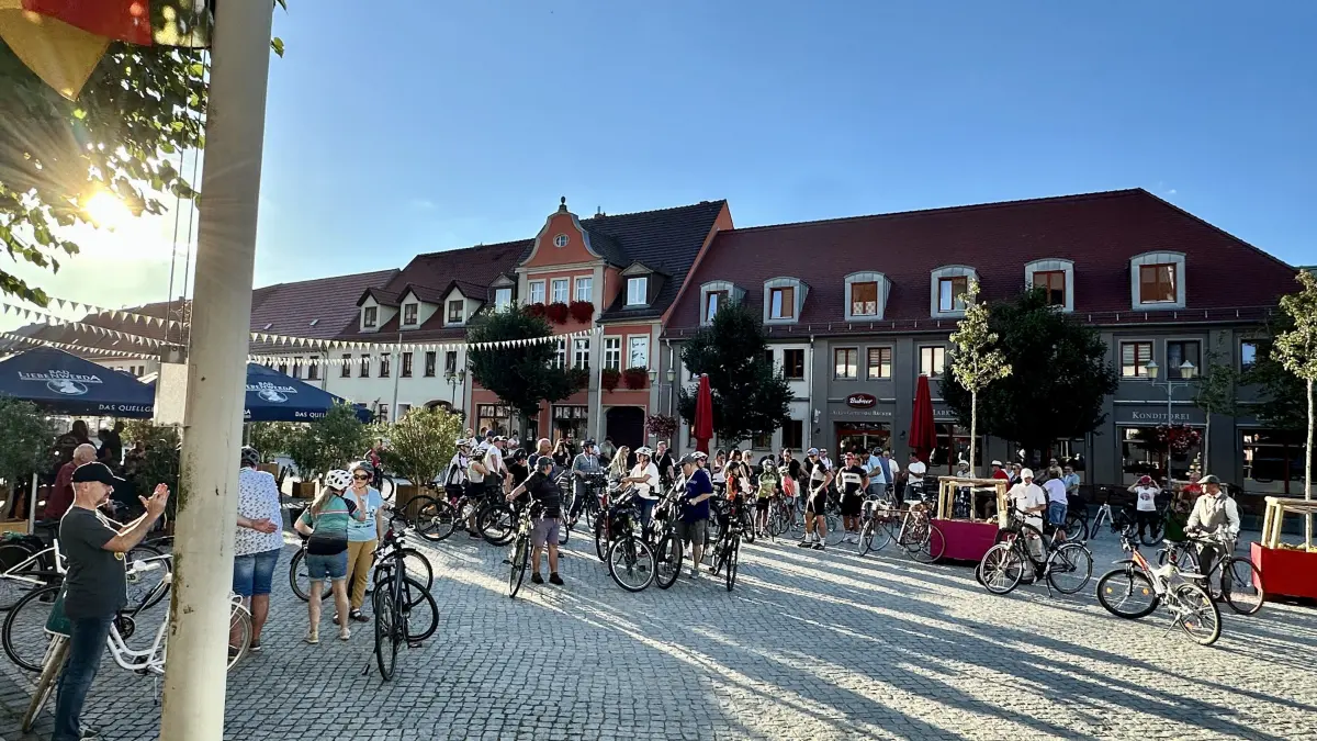 Teilnehmer beim Anradeln 2025 auf dem Marktplatz Herzberg. In wenigen Tagen startet die Tour 2026.