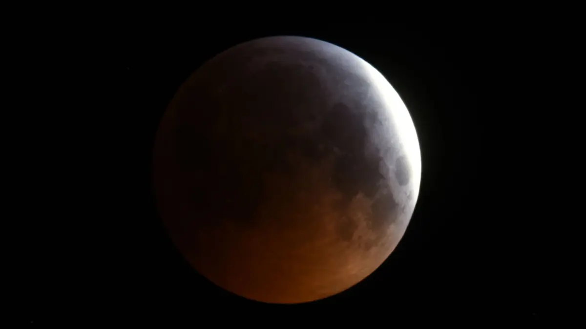 Teleskopaufnahme der partiellen Phase der totalen Mondfinsternis vom 21. Januar 2019 bei einem Bedeckungsgrad, der in etwa der Ansicht der Mondfinsternis vom 28. August 2026 beim Maximum der Finsternis entspräche, allerdings bei größerer Horizonthöhe.