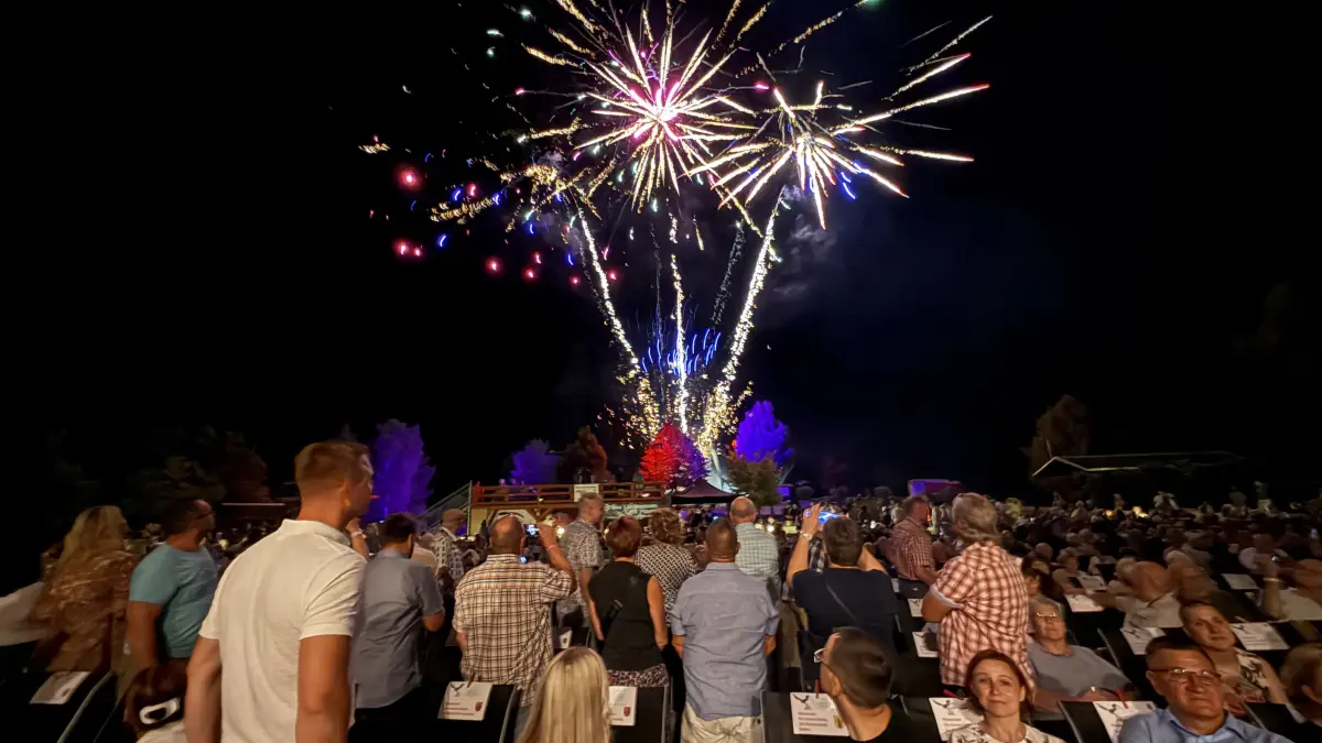 Feuerwerk bei Waldbrandwarnstufe V als Finale des Classic-Open-Air im Miniaturenpark Elsterwerda. Musste das sein?