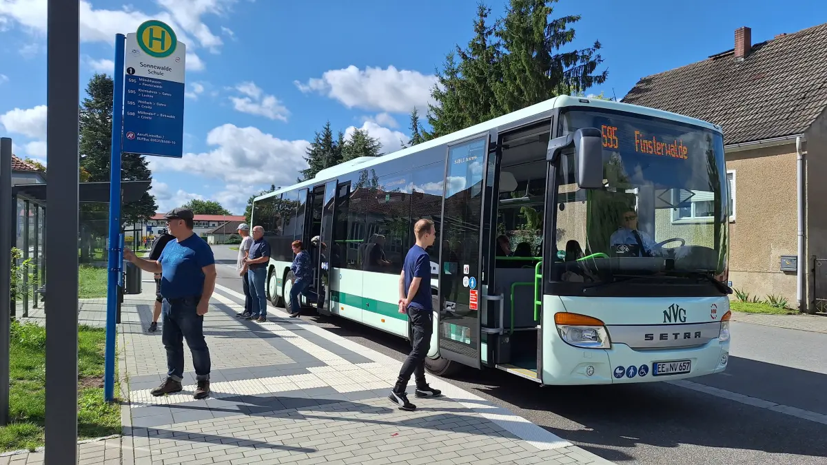 Ein Bus der Linie 595 Finsterwalde – Sonnewalde – Luckau am ÖPNV-Knoten Schule Sonnewalde. Ein Vertrag zwischen dem Landkreis Elbe-Elster und der Nahverkehrsgesellschaft ist von großer Bedeutung für das Aufrechterhalten des ÖPNV.