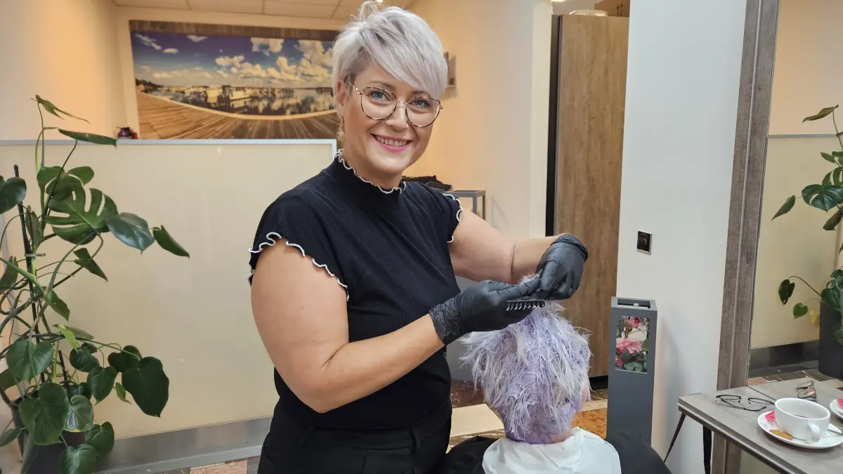 Friseurmeisterin Anke Reimann färbt einer Kundin die Haare. Aschblond ist derzeit gefragt – Farbe gehört zu den Schwerpunkten des Senftenberger Salons.
