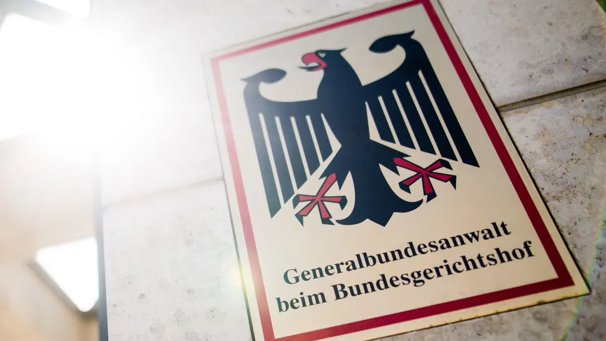 Bundesanwaltschaft: ARCHIV - 17.06.2019, Baden-Württemberg, Karlsruhe: «Generalbundesanwalt beim Bundesgerichtshof» steht auf einem Schild am Eingang zum Gebäude der Bundesanwaltschaft. (zu dpa: «Nord-Stream-Anschläge: Verdächtiger in Kroatien festgenommen») Foto: Christoph Schmidt/dpa +++ dpa-Bildfunk +++