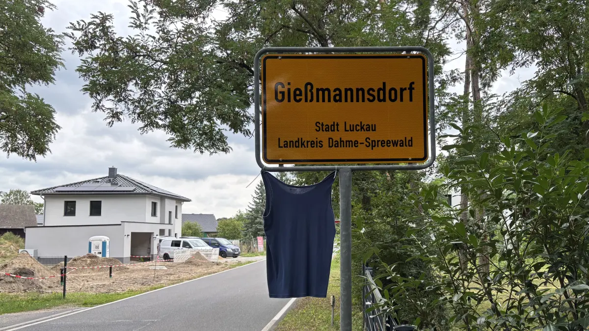 Das letzte Hemd hängt nun auch in Giessmannsdorf am Ortsschild. Die Hemden sind ein Zeichen des Protests gegen zu hohe finanzielle Belastungen. Die Initiatoren dieser Aktion sind nicht bekannt.