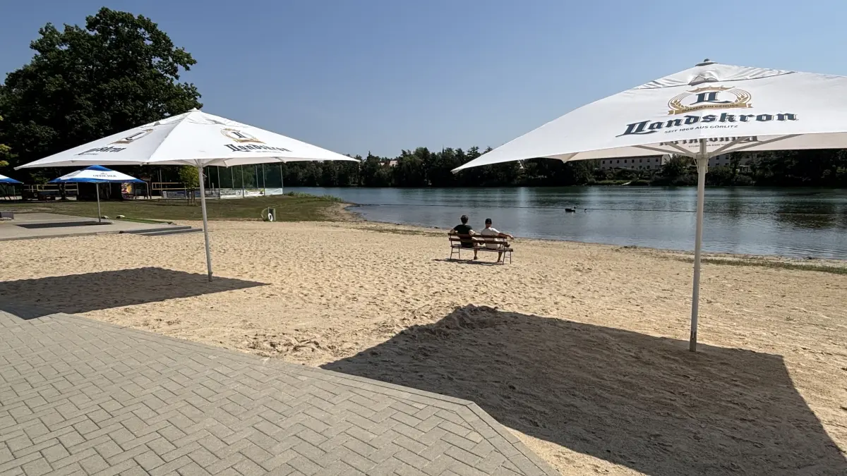 Da sitzen sie – Patrick Pirl und Sebastian Krüger von Weißwassers soziokulturellem Zentrum Telux. Genau wie die beiden auf der Bank, sollen am 28. August um die 70 Sitzbänke im Sand platziert sein, während die Bühne am Strand des Jahnteichs steht.