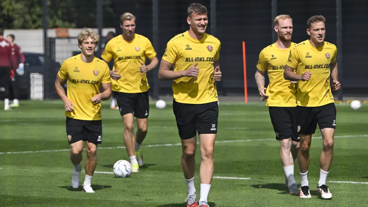 Foto zeigt: Christoph Daferner (Dynamo) Niklas Hauptmann (Dynamo)
Datum: 190826
Dynamo Dresden Training im Trainingszentrum TZ AOK plus Walter-Fritzsch-Akademie 2. Liga
