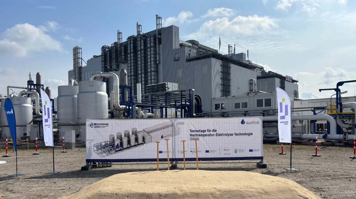 An dieser Stelle im Industriepark Lausitz bei der BASF in Schwarzheide soll eine Testanlage für die Produktion grünen Wasserstoffs entstehen. Bauherr ist die Dresdner Firma Sunfire.