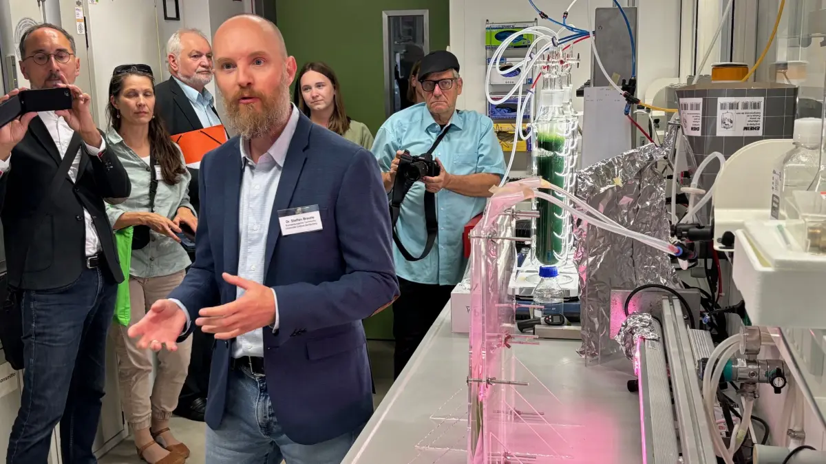 Hier erklärt Dr. Steffen Braune von der molekularen Zellbiologie der BTU Cottbus-Senftenberg, wie Spirulina-Algen im Labor gezüchtet werden. Die Gewächse benötigen viel Licht.