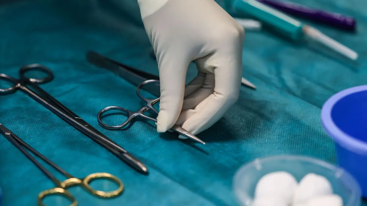 Chirurgie: ARCHIV - 02.05.2023, Nordrhein-Westfalen, Köln: Eine OP-Schwester legt im Operationssaal ein OP-Besteck aus. (zu dpa: «Medizinischer Dienst: 175 Behandlungsfehler in Sachsen») Foto: Oliver Berg/dpa +++ dpa-Bildfunk +++