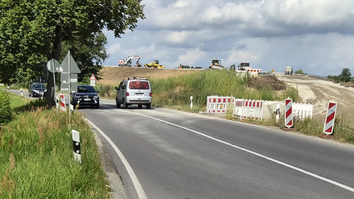 L49, kurz vor Lübbenau. Für den Bau des Verkehrsknotens Südkopf muss die Landesstraße ab Montag (24. August 2026) für einen längeren Zeitraum voll gesperrt werden..