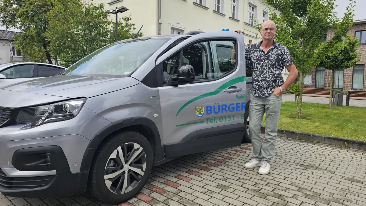 Das Bürgerauto in Kolkwitz (Spree-Neiße) sorgt für mobile Senioren. Thomas Woitkewitz fährt sie zum Arzt oder auch zum Einkaufen. So funktioniert’s.