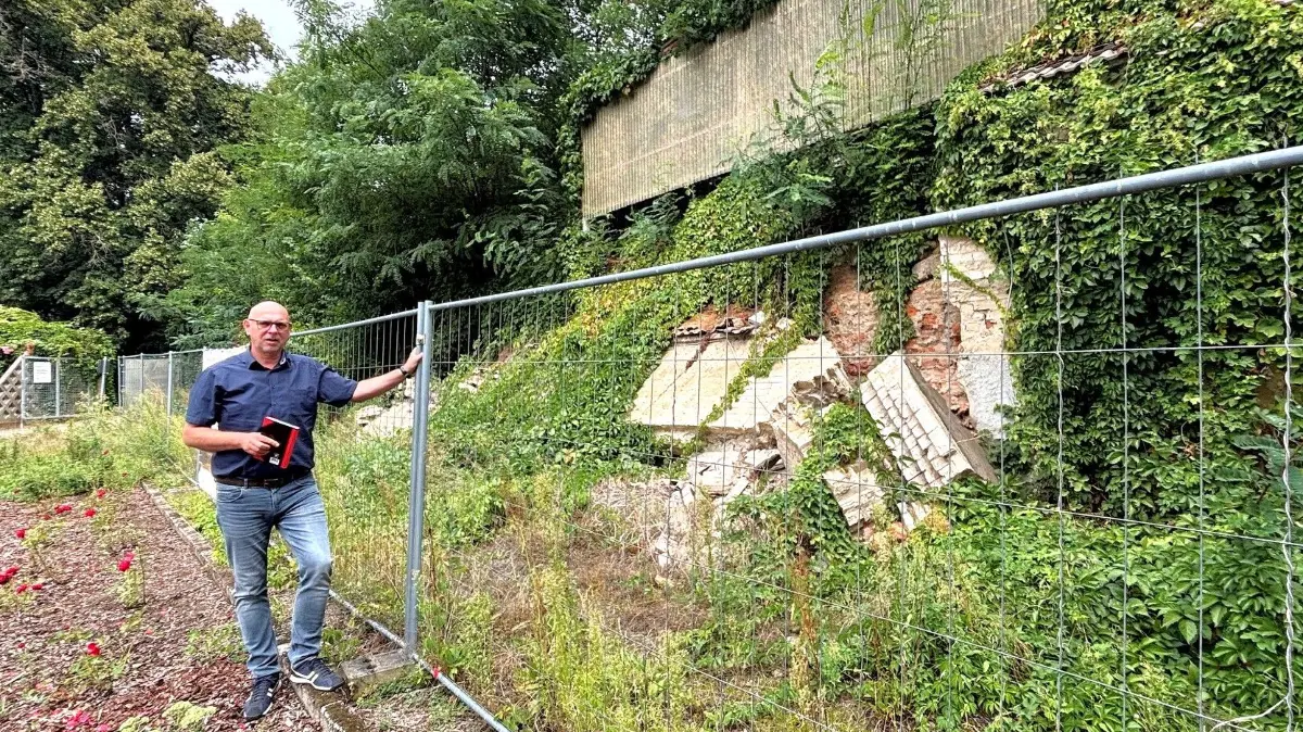Röderland-Bürgermeister Markus Terne am Absperrzaun vor der Schlossruine in Saathain. Ein Teil der Mauer ist eingestürzt. Die Sicherheitsmaßnahmen wurden verschärft.
