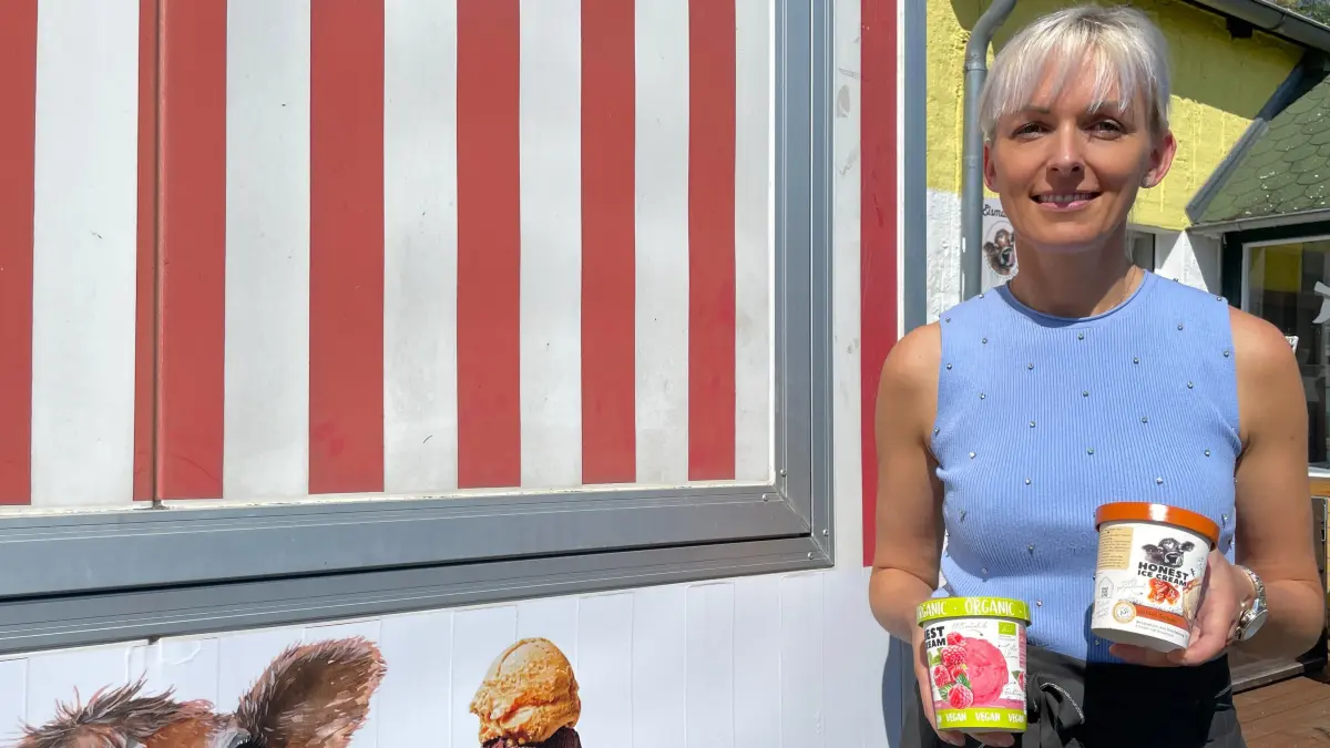 Loreen Herrmann, Chefin von Honest Ice Cream in Nuthe-Urstromtal OT Ruhlsdorf, hält am 13.08.26 zwei Sorten Eis in die Kamera.