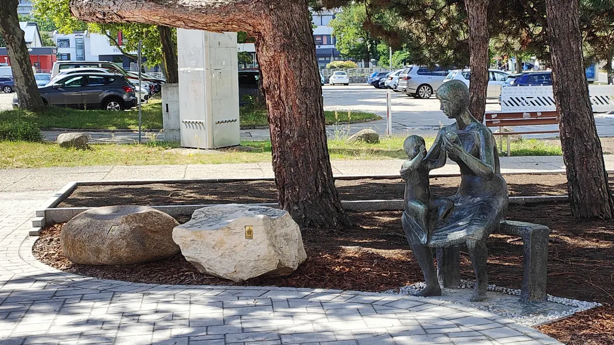Die Bronzefigur Mutter mit Kind steht im Mittelpunkt eines besonderen Projektes des Baubetriebshofes Hoyerswerda.