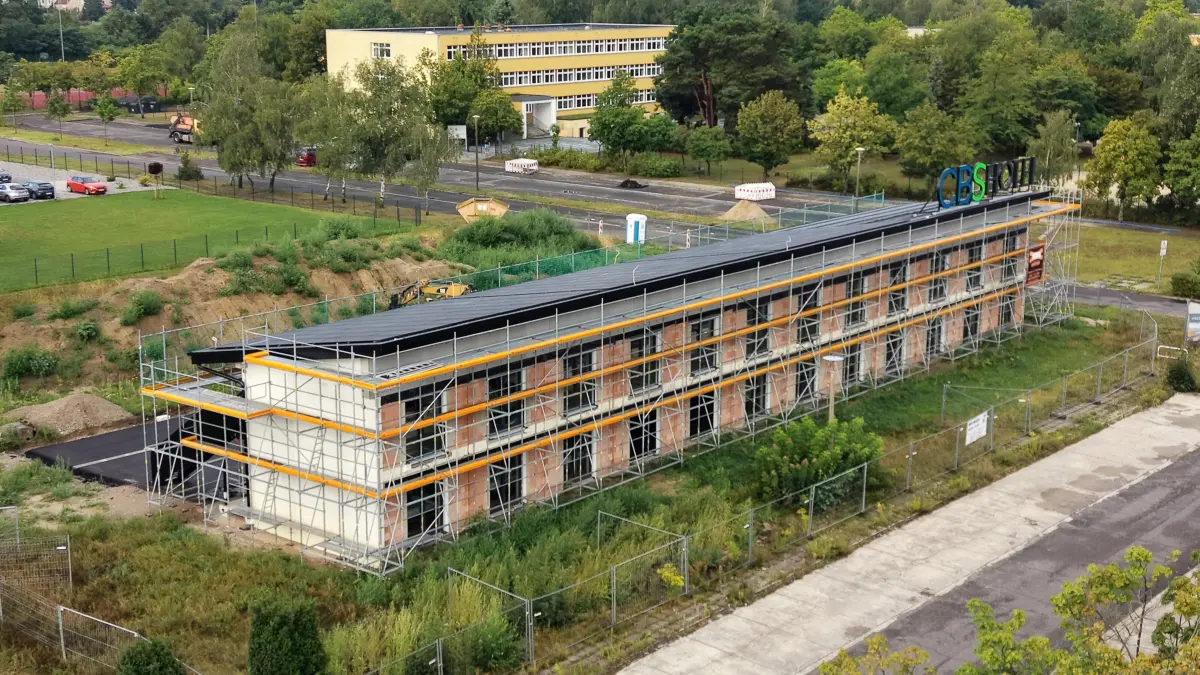 CBS Hotel Hegelstrasse: In der Hegelstrasse in Sachsendorf wird derzeit das CBS Hotel errichtet. Es soll voraussichtlich im Oktober eröffnet werden. Das Besondere an dem Hotel ist, dass es nur online gebucht werden kann, es gibt keine Rezeption und auch kein Restaurant, sodass die Zimmer etwa 50 Euro pro Nacht kosten. Es liegt auch in der Nähe der Autobahn, was den Standort für Bauarbeiter und andere Fachkräfte interessant machen kann.