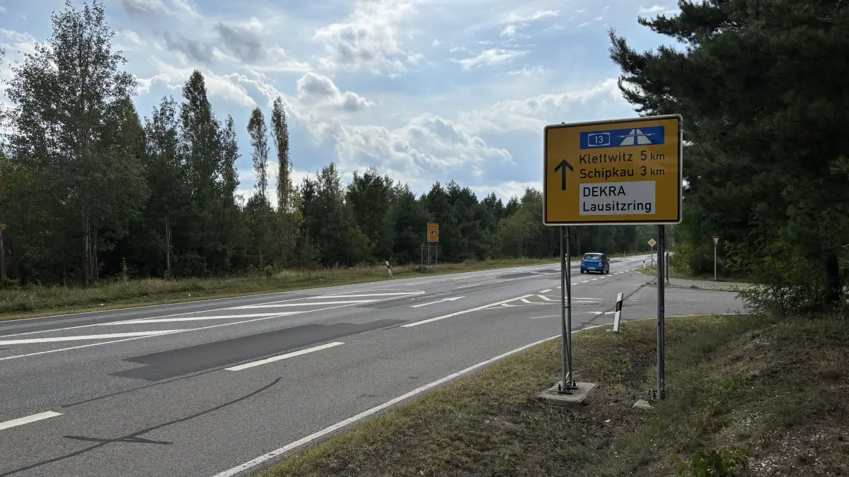 An dieser Einmündung an der Landesstraße L60 nahe Schipkau vorbei und dann ist das von der Baumfällung betroffene Gebiet auch im Vorbeifahren zu erkennen.
