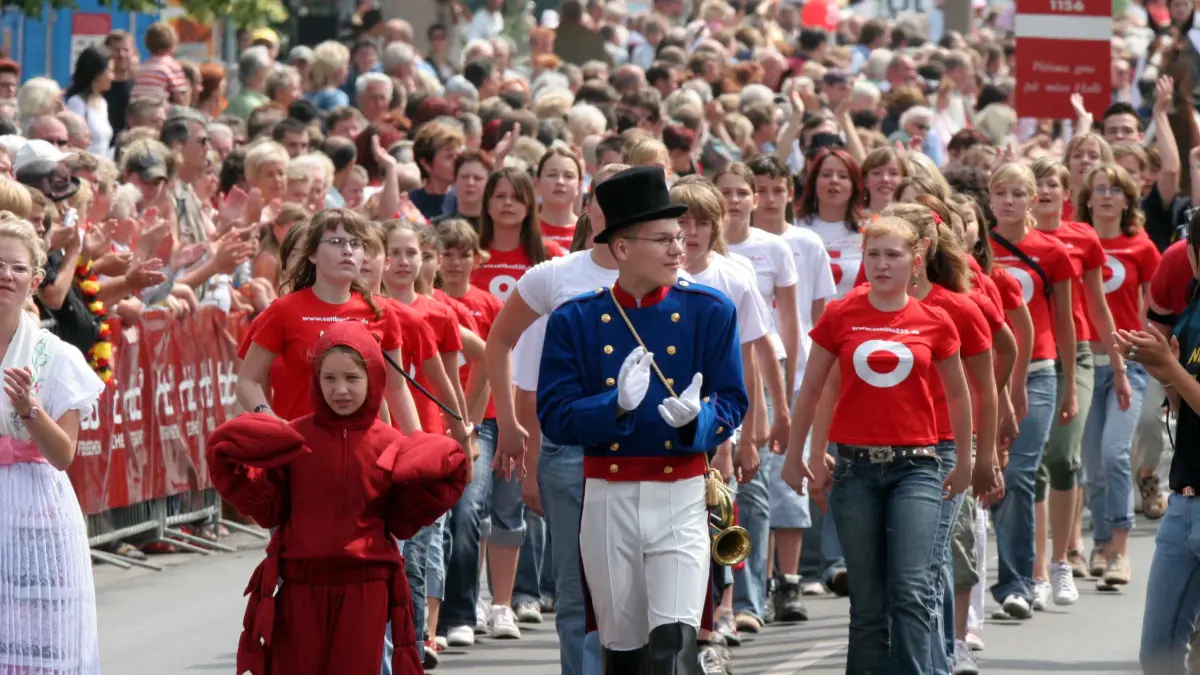Stadtfest Festumzug : Stadtfest Cottbus, 850 Jahre Cottbus
Während des großen Festumzuges zum Stadtjubiläum 850 Jahre Cottbus gestalteten 4 000 Mitwirkende in 44 Bildern auf rund 90 Wagen die Geschichte der Stadt Cottbus nach.
Foto: Michael Helbig