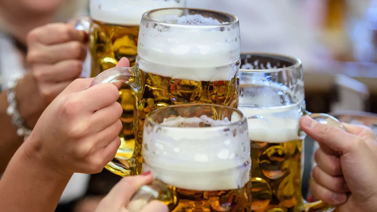 Im Bierzelt: ARCHIV - 21.09.2019, Bayern, München: Besucher stoßen auf dem Münchner Oktoberfest mit Bier an. (zu dpa: «Bis zu 4.000 Komparsen für Netflix-Wiesn-Dreh gesucht») Foto: Matthias Balk/dpa +++ dpa-Bildfunk +++