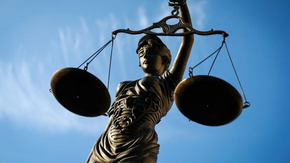 Justizia: ARCHIV - 09.09.2014, Bayern, Bamberg: Eine Statue der Justitia hält eine Waage in der Hand. (zu dpa: «Auslieferung nach Schweden? Mann soll Freundin getötet haben») Foto: David-Wolfgang Ebener/dpa +++ dpa-Bildfunk +++