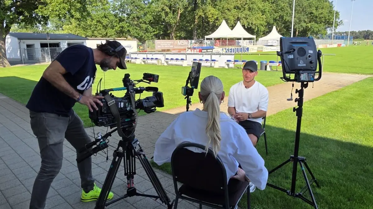 Der VfB Krieschow beim Bezahlsender Sky: Reporterin Lisa de Ruiter bat Trainer Robert Koch und Torjäger Andy Hebler vor dem Pokalkracher gegen den FSV Mainz 05 zum Interview.