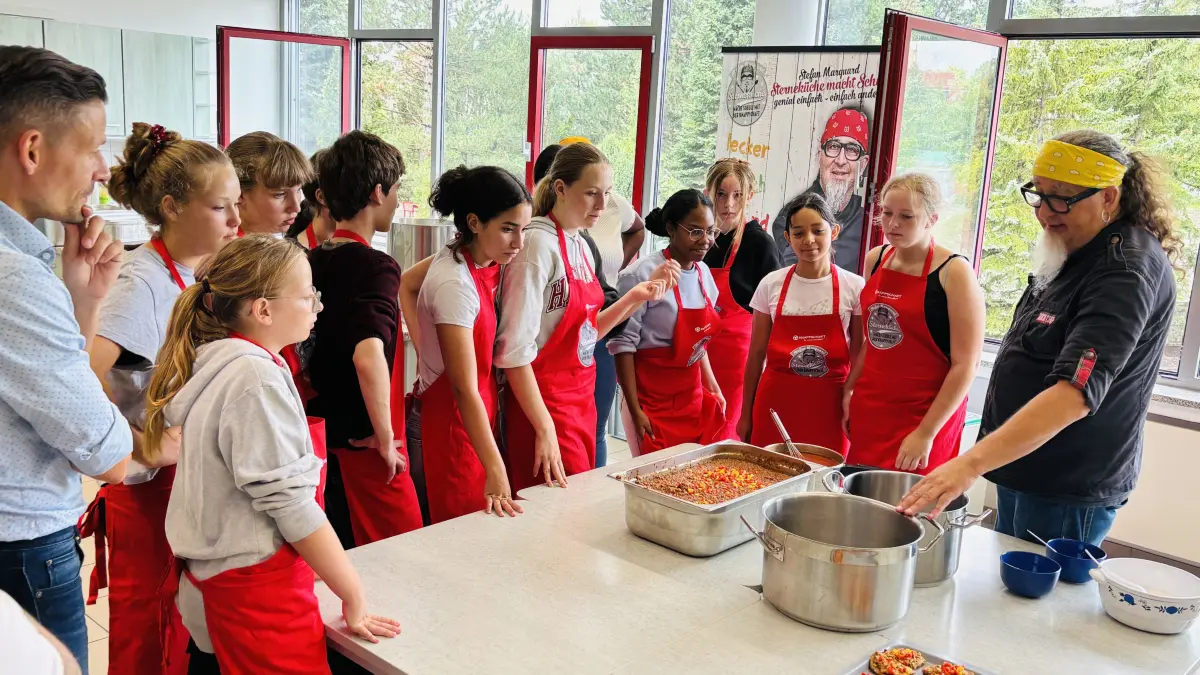 „Sterneküche macht Schule“ zu Besuch in der Bruno-Bürgel-Schule in Weißwasser. Starkoch Stefan Marquard zeigt seit über acht Jahren Schülern und Lehrern, dass leckeres, gesundes Essen nicht teuer sein muss. Die Achtklässler sind begeistert vom Projekt. Und wie schmeckt die vegetarische Bolognese?