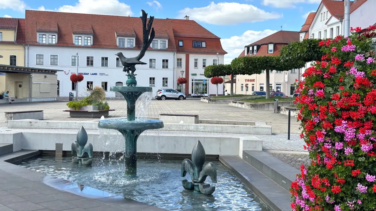 Der Elsterbrunnen auf dem Markt in Elsterwerda wird an heißen Tagen nicht abgestellt, sondern sprudelt dann erst recht.