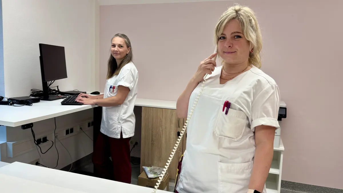 Schwester Mareike (l.) und Schwester Sandra stehen in der neuen Anmeldung im Medizinischen Behandlungszentrum am Krankenhaus Weißwasser. Nicht nur die Anmeldung ist neu.