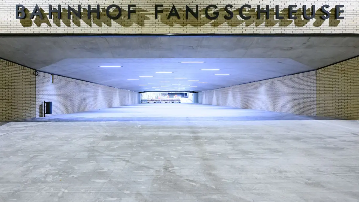 Bahnhof Fangschleuse - Eröffnung verzögert sich: ARCHIV - 15.08.2026, Brandenburg, Grünheide: Ein Fußgängertunnel unter den Bahnsteigen vom neuen Bahnhof Fangschleuse nördlich vom Tesla-Werk am frühen Morgen. Nach monatelangen Arbeiten am neuen Bahnhof, sollte heute am frühen Morgen um 4:48 Uhr der erste Zug der Regionalexpress RE1 der Ostdeutschen Eisenbahn GmbH (ODEG), in Fangschleuse halten. Es kam kein Zug. Laut Internetseite der ODEG: Achtung auf der Linie RE1: DB InfraGO verlängert die Baumaßnahme zwischen Erkner und Frankfurt (Oder) um voraussichtlich 24 Stunden bis zum 15.08.2026, ca. 21:00 Uhr. Ein Busnotverkehr ist für Sie eingerichtet. Der neue Bahnhof in Fangschleuse wurde in unmittelbarer Nähe zum Tesla-Werk in Grünheide errichtet. Etwa 16.000 Reisende werden täglich erwartet. (zu dpa: «Bauarbeiten am Bahnhof Fangschleuse verzögern sich erneut») Foto: Patrick Pleul/dpa +++ dpa-Bildfunk +++