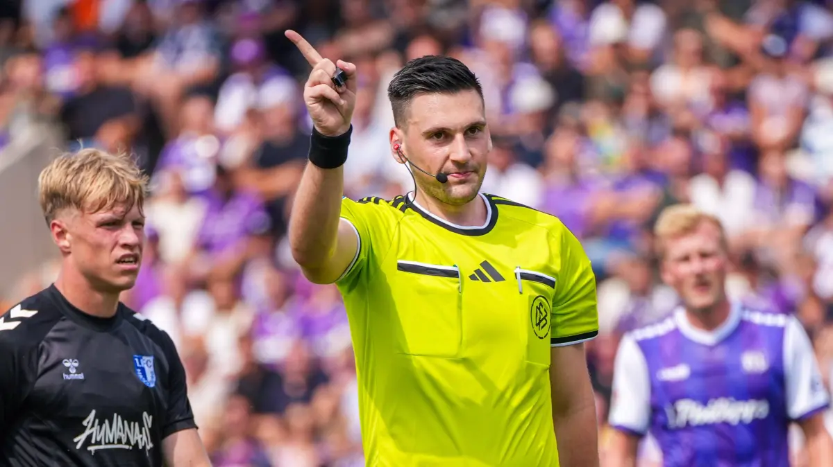Justin Hasmann Schiedsrichter verneint einen möglichen Handelfmeter für VfL Osnabrück, Deutschland: Fussball, 2. Bundesliga, Saison 2026/27, 2. Spieltag, 15.08.2026, VfL Osnabrück vs 1. FC Magdeburg, Stadion Bremer Brücke Osnabrück, Niedersachsen *** Referee Justin Hasmann denies a potential handball penalty for VfL Osnabrück, German Soccer, 2. Bundesliga, 202627 Season, Matchday 2, August 15, 2026, VfL Osnabrück vs. 1. FC Magdeburg, Bremer Brücke Stadium, Osnabrück, Lower Saxony Copyright: xLeonxFrickx