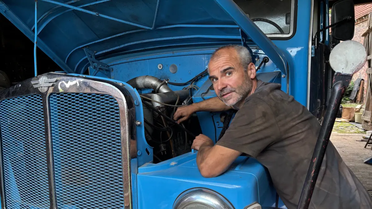 Constantin schraubt an seinem blauen Lkw. Der S4000 stammt aus dem Jahr 1965. Jetzt hat der Proschimer mit dem Lkw Großes vor.