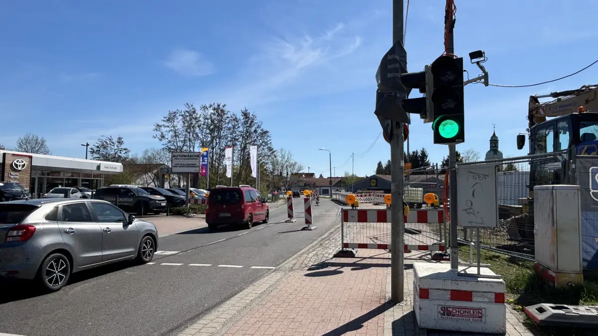Per Ampel wird der Verkehr während der Bauarbeiten über die L55-Brücke bei Ruhland geleitet. Bereits im Frühjahr müssen sich Verkehrsteilnehmer mit dieser Regelung arrangieren.