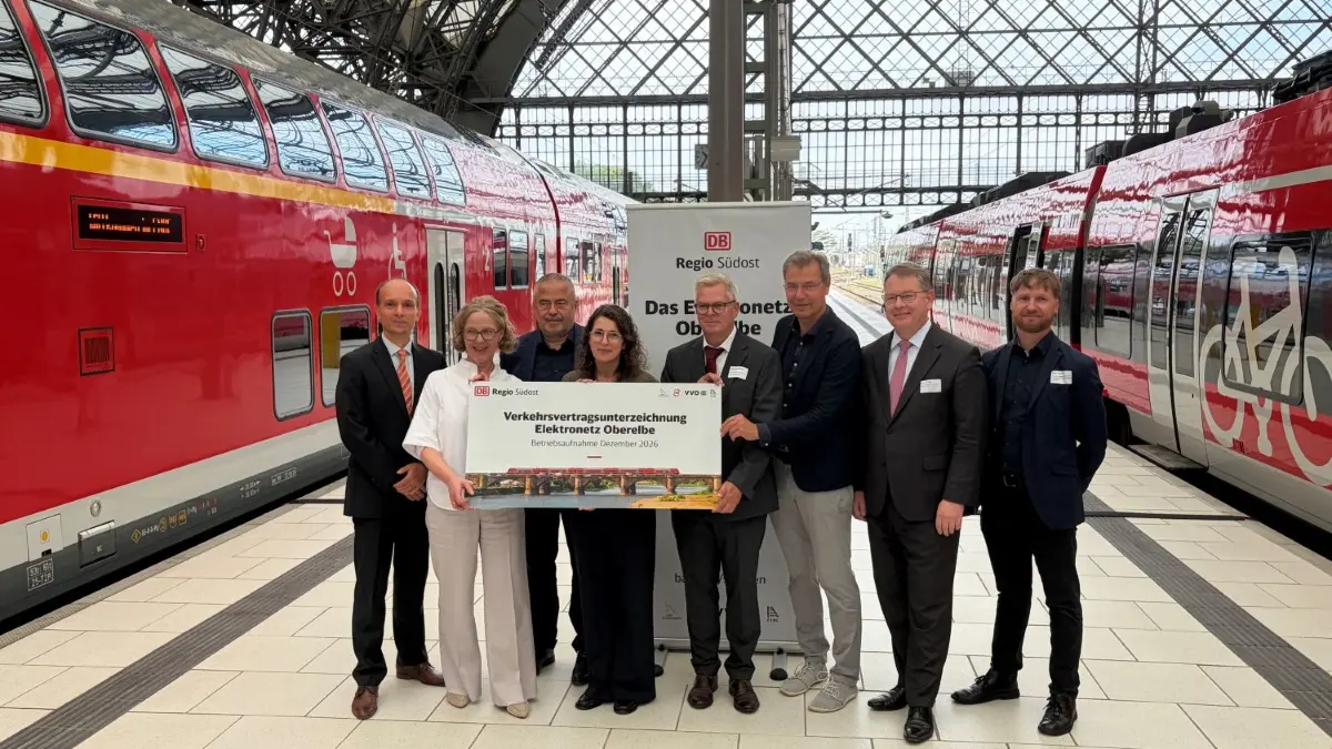Gemeinsam mit dem Land Brandenburg und dem Zweckverband für den Nahverkehrsraum Leipzig (ZVNL) hat der Zweckverband Verkehrsverbund Ostsachsen (ZVVO) am 19. August 2026 den Verkehrsvertrag mit der DB Regio AG für das Elektronetz Oberelbe (ENOE) unterzeichnet. Das soll für die Fahrgäste der Linien RE15, RE18 und RE50 mehr Komfort bedeuten. Auf dem Bild: Torsten Steyer (Leiter Vertragsmanagement Sachsen, DB Regio), Regina Kraushaar (Staatsministerin für Infrastruktur und Landesentwicklung, Sachsen), Michael Geisler (Vorsitzender ZVVO), Christa Singer, (Vorsitzende der Regionalleitung DB Regio Südost), Volker-Gerd Westphal (Staatssekretär im Ministerium für Infrastruktur und Landesplanung des Landes Brandenburg), Kai Emanuel, (Vorsitzender des Zweckverbandes für den Nahverkehrsraum Leipzig (ZVNL)), Burkhard Ehlen (Geschäftsführer ZVVO), Jens Wolff (Geschäftsführer ZVNL).