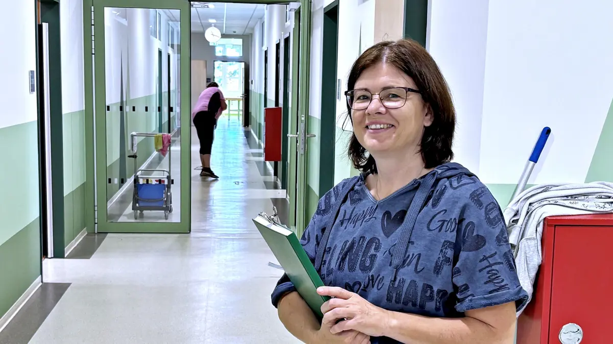 Schulleiterin Heike Weißenborn im neuen Erweiterungsbau der Berg-Grundschule Doberlug-Kirchhain. Während noch fleißig geputzt und eingeräumt wird, zeigt sie stolz die neuen Räume.