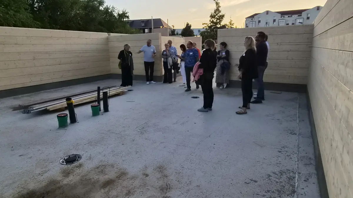 Spreewelten-Marketingleiter Steven Schwerdtner zeigt Gästen die künftige Eventsauna. Fast 100 Saunierende haben in dem 29 mal 9,50 Meter großen Holzhaus mit Hightech-Ausstattung Platz.