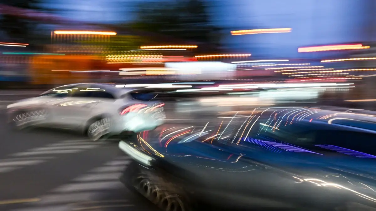Autos fahren auf einer Kreuzung: ARCHIV - Fahrerflucht begangen? Bei bedeutender Schadenhöhe ist der vorläufige Entzug der Fahrerlaubnis möglich. (zu dpa: «Unfallflucht mit Carsharing-Auto: Führerschein sofort weg?») Foto: Jens Kalaene/dpa/dpa-tmn - Honorarfrei nur für Bezieher des dpa-Themendienstes +++ dpa-Themendienst +++
