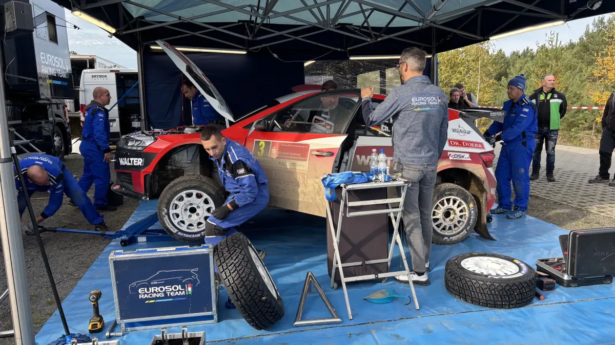 Im Fahrerlager der Lausitz-Rallye kann man nicht nur mit den Teams ins Gespräch kommen, sondern sieht auch, wie die Autos nach dem Drive durch Sand und Schotter wieder fit gemacht werden.