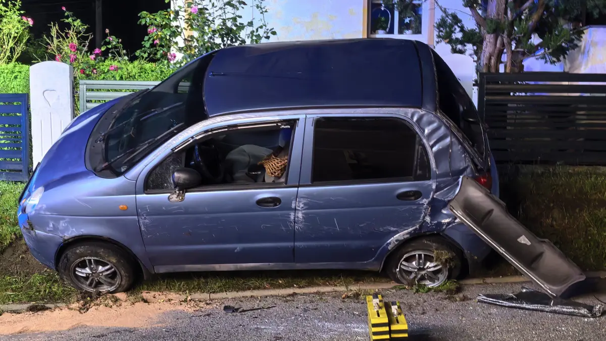 Unfall in Kodersdorf: Der Wagen hatte sich nach dem Zusammenstoß überschlagen und steht noch leicht gekippt am Straßenrand.