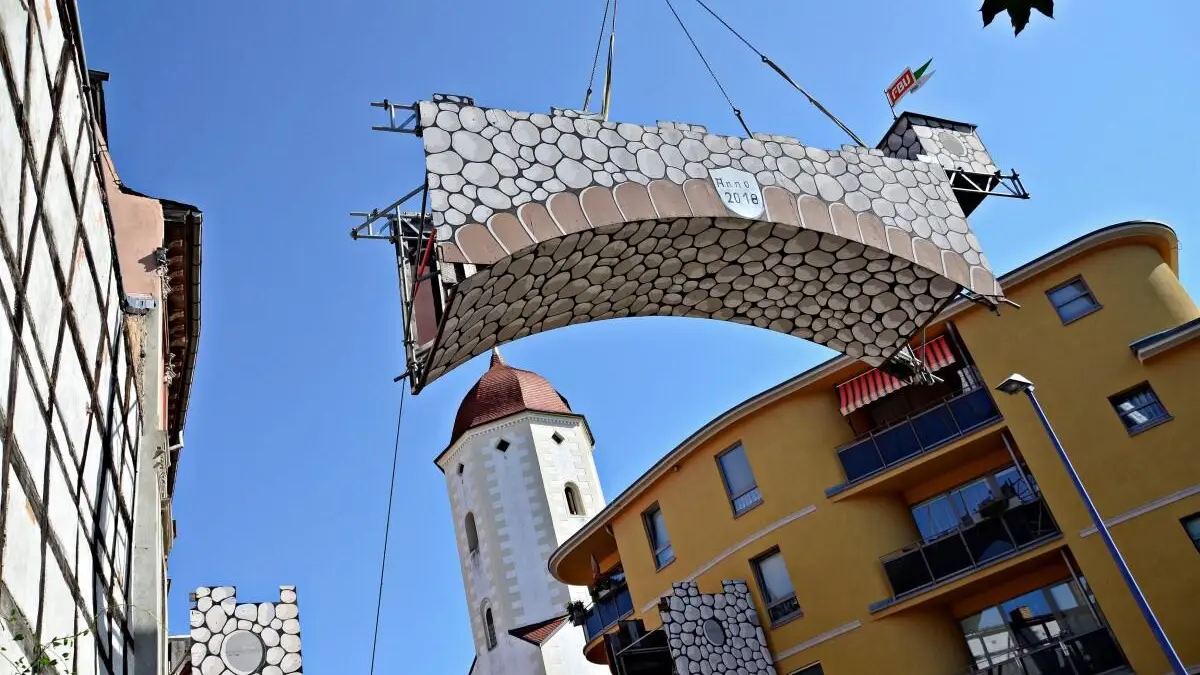 Vor dem Finsterwalder Sängerfest wird in der Brandenburger Straße traditionell ein Stadttor errichtet. Warum es 2026 so spät kommt.