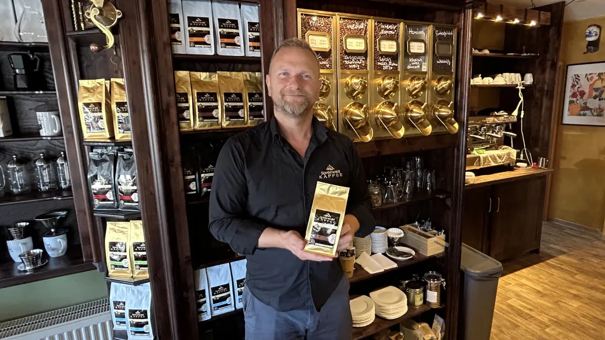 Christian Namyslo, Chef der Cottbuser Kaffeerösterei, betreibt seit fast einem Jahr auch ein Café im Spreewaldort Burg.