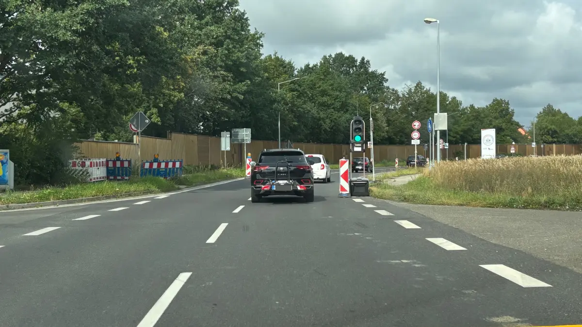 Bereits seit Wochen zerren die Bauampeln vor der Elsterbrücke der B96 in der Senftenberger Knappenstraße an den Nerven der Autofahrer. Daran dürfte sich vorerst auch nichts ändern.