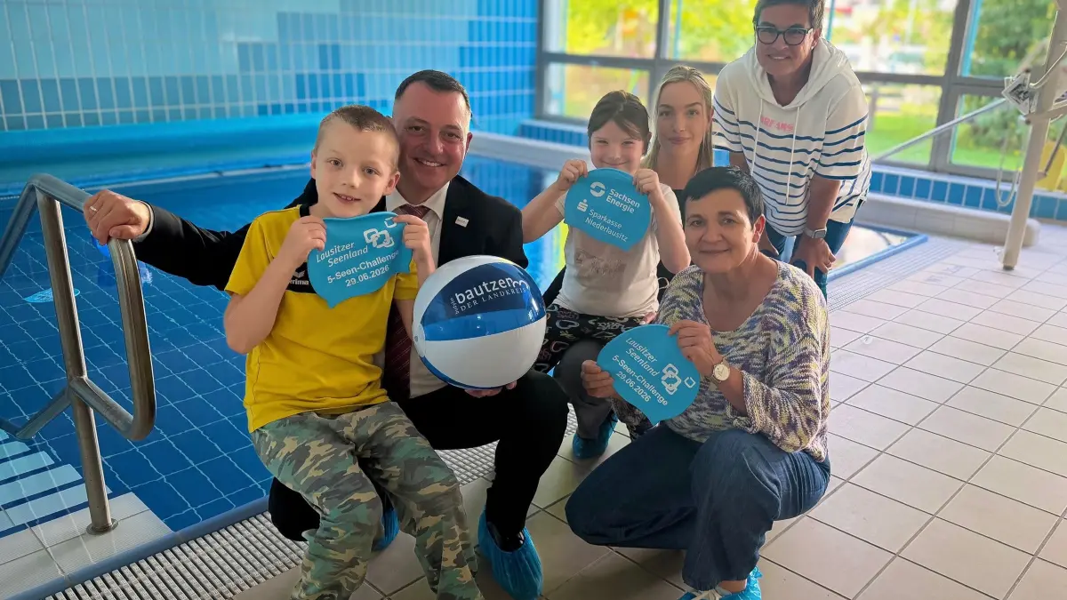 Stellvertretend für elf Förderschulen im Landkreis Bautzen nahm die Lindenschule Bautzen am 20. August 2026 die Badekappen entgegen. Auf dem Foto am Therapiebecken der Förderschule sind Schulleiterin Gundula Rabold (hinten rechts) mit zwei Schülern der Lindenschule sowie Landrat Udo Witschas, Kathrin Winkler (v. r.), Geschäftsführerin des Tourismusverbands Lausitzer Seenland, und Projektkoordinatorin Therés Wurzler (M.) zu sehen.