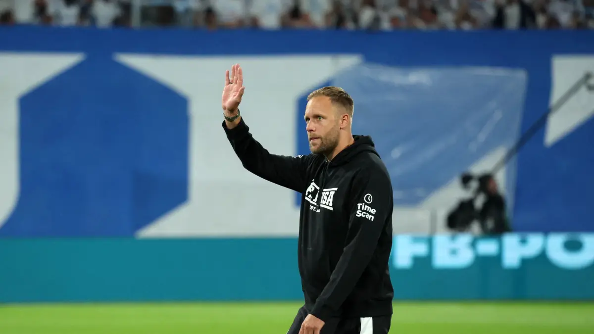 Hansa Rostock - VfB Stuttgart: 21.08.2026, Mecklenburg-Vorpommern, Rostock: Fußball, Männer: DFB-Pokal, Hansa Rostock - VfB Stuttgart, 1. Runde, Ostseestadion. Hansa-Trainer Daniel Brinkmann winkt vor Spielbeginn. Foto: Bernd Wüstneck/dpa - WICHTIGER HINWEIS: Gemäß den Vorgaben der Bundesliga bzw. des DFB Deutscher Fußball-Bund ist es untersagt, in dem Stadion und/oder vom Spiel angefertigte Fotoaufnahmen in Form von Sequenzbildern und/oder videoähnlichen Fotostrecken zu verwerten bzw. verwerten zu lassen. +++ dpa-Bildfunk +++